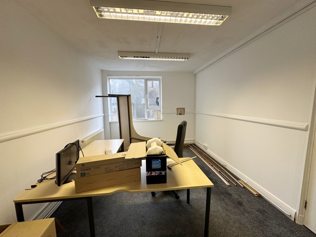 Lot: 90 - COMMERCIAL UNIT ARRANGED OVER FOUR FLOORS - Top floor office